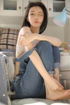 稚嫩的小奶头被咬得又红又肿